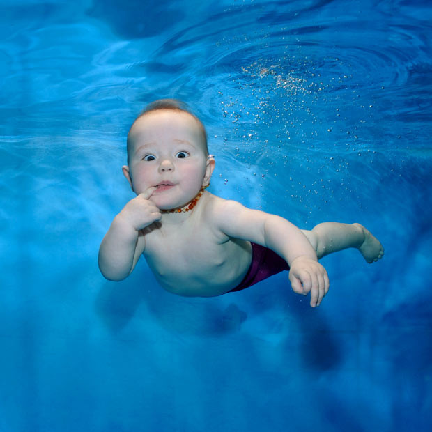 Những hình ảnh ấn tượng trong tuần ảnh 5 A baby swims underwater at London Baby Swim Centre in Osterley, West London. The specialist centre caters for babies from just six weeks old.