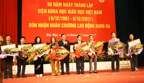 Bộ trưởng Phạm Vũ Luận trao Bằng khen của Thủ tướng Chính phủ cho 9 tập thể và cá nhân xuất sắc