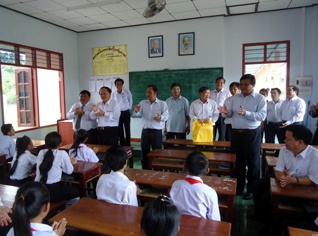 Thăm hỏi, động viên các em học sinh Trường Hữu nghị Việt - Lào tại tỉnh Sêkông