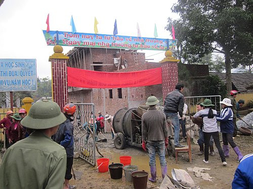 Có đường mới các em học sinh không lo đường xá trơn trượt khi trời mưa phùn, gió bấc trong mùa đông này