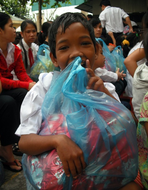 Niềm vui của các em học sinh hận được quà.