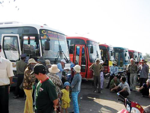 Đoàn trường ĐHSP Huế đưa SV nghèo về quê ăn Tết