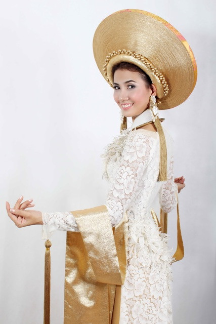 Áo dài Việt trên đấu trường nhan sắc ảnh 4