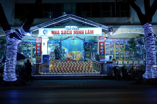 Một hiệu sách lớn được trang trí rực rỡ trên phố Hai Bà Trưng. Ảnh, gdtd.vn