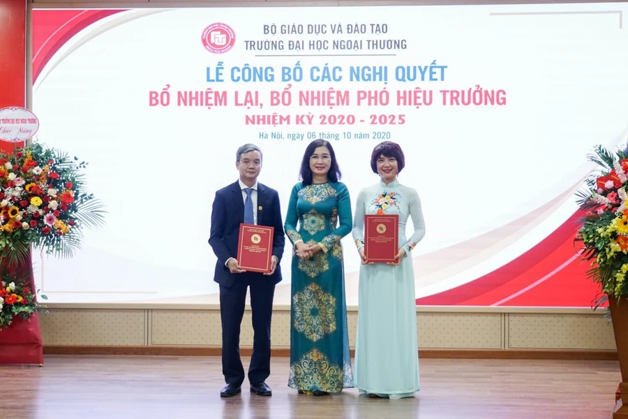 Trao quyết định bổ nhiệm cho các Phó Hiệu trưởng.