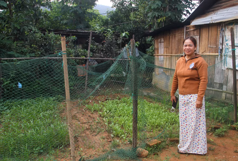 Chị Y Huế đến thăm mô hình “Làng Phụ nữ DTTS Nông thôn mới" của nhà chị Y Quyết.