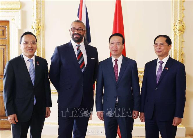 Chủ tịch nước Võ Văn Thưởng gặp Bộ trưởng Ngoại giao Anh James Cleverly. Ảnh: Thống Nhất/TTXVN