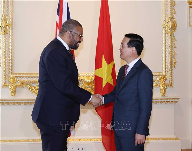 Chủ tịch nước Võ Văn Thưởng gặp Bộ trưởng Ngoại giao Anh James Cleverly. (Ảnh: Thống Nhất/TTXVN)