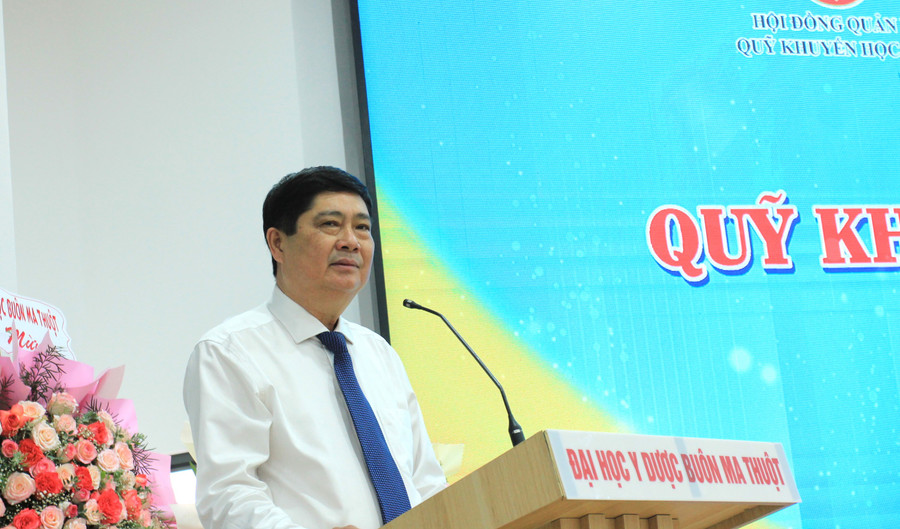 Ông Phạm Đăng Khoa - Giám đốc Sở GD&ĐT, Chủ tịch Hội khuyến học tỉnh, Chủ tịch Hội đồng quản lý Quỹ khuyến học Đắk Lắk phát biểu tại buổi lễ. Ảnh: Thành Tâm