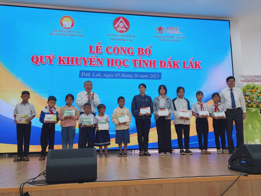 Trao học bổng cho học sinh nghèo vượt khó. Ảnh: Thành Tâm