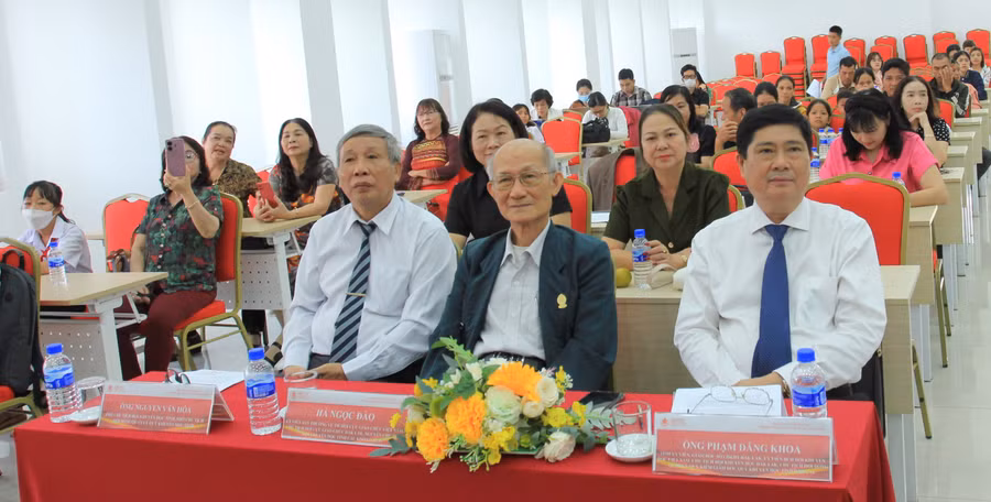 Các đại biểu dự lễ ra mắt Quỹ khuyến học tỉnh Đắk Lắk. Ảnh: Thành Tâm