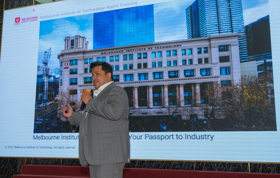 Ông Kunal Malhotra chia sẻ thông tin về chương trình đào tạo, cơ hội học tập, học bổng tại MIT. Ông Kunal Malhotra chia sẻ thông tin về chương trình đào tạo, cơ hội học tập, học bổng tại MIT.