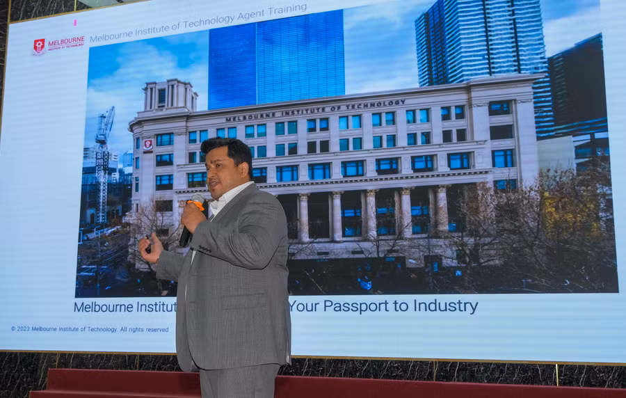 Ông Kunal Malhotra chia sẻ thông tin về chương trình đào tạo, cơ hội học tập, học bổng tại MIT. Ông Kunal Malhotra chia sẻ thông tin về chương trình đào tạo, cơ hội học tập, học bổng tại MIT.