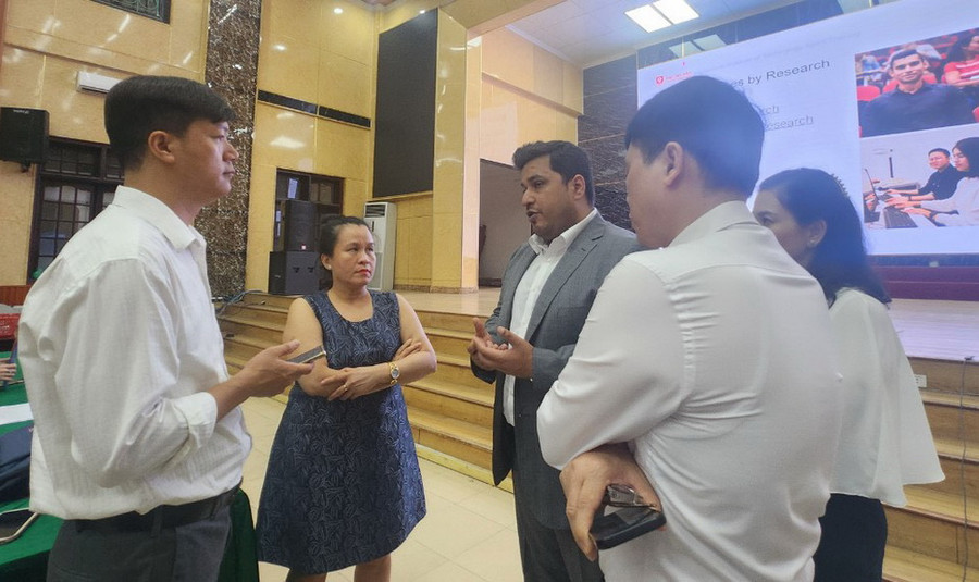 Ông Kunal Malhotra trao đổi với phóng viên Báo Giáo dục & Thời đại. Ông Kunal Malhotra trao đổi với phóng viên Báo Giáo dục & Thời đại.