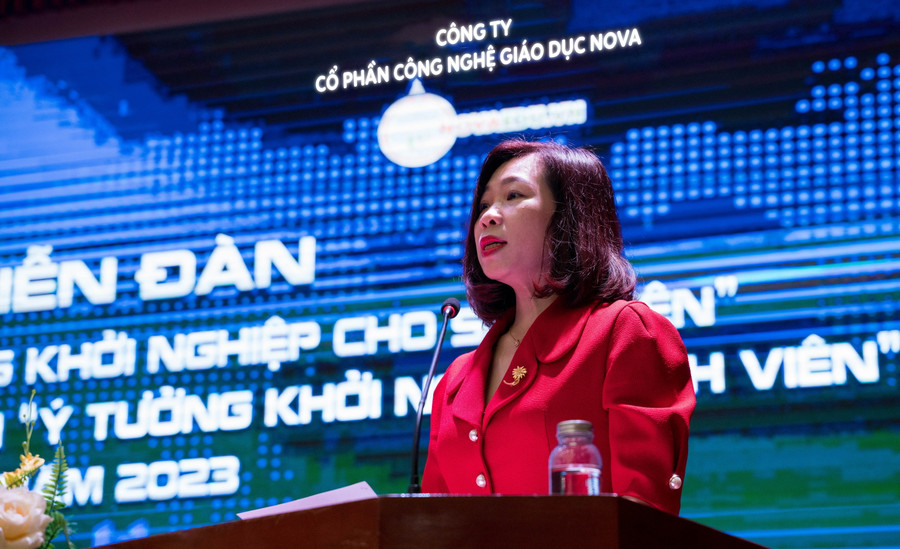 PGS.TS Nguyễn Thị Trường Giang chia sẻ tại Diễn đàn “Truyền cảm hứng khởi nghiệp cho sinh viên”. PGS.TS Nguyễn Thị Trường Giang chia sẻ tại Diễn đàn “Truyền cảm hứng khởi nghiệp cho sinh viên”.