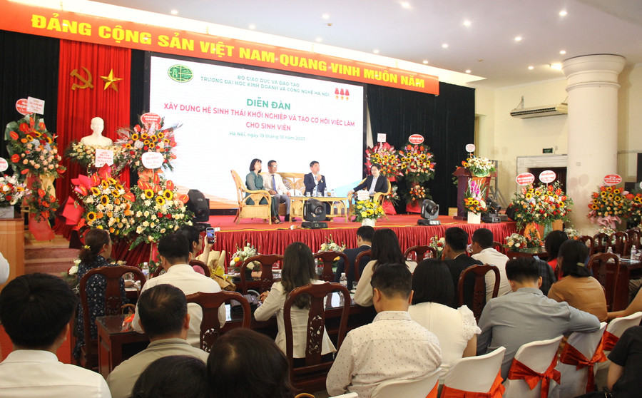 Các diễn giả chia sẻ về khởi nghiệp tại Diễn đàn "Xây dựng hệ sinh thái khởi nghiệp" do Trường ĐH Kinh doanh và Công nghệ Hà Nội tổ chức.