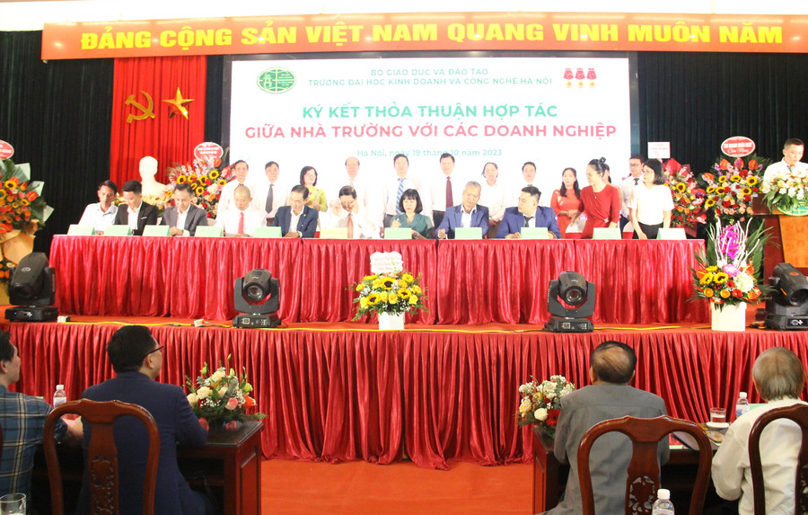 Nhân dịp này, Trường ĐH Kinh doanh và Công nghệ Hà Nội đã ký kết thoả thuận hợp tác với các doanh nghiệp. Nhân dịp này, Trường ĐH Kinh doanh và Công nghệ Hà Nội đã ký kết thoả thuận hợp tác với các doanh nghiệp.