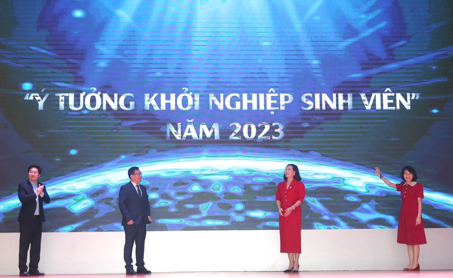 Các đại biểu thực hiện nghi thức phát động Cuộc thi “Ý tưởng khởi nghiệp sinh viên - AJC STAR UP 2023”. Các đại biểu thực hiện nghi thức phát động Cuộc thi “Ý tưởng khởi nghiệp sinh viên - AJC STAR UP 2023”.