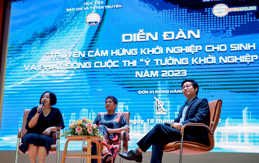 Từ trái qua phải là các diễn giả: bà Lê Thị Quỳnh Trang, Đỗ Thị Kim Liên, ông Đỗ Mạnh Hùng truyền cảm hứng khởi nghiệp cho sinh viên Học viện Báo chí và Tuyên truyền.