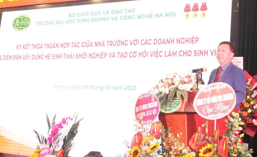Ông Trần Văn Đạt – Quyền Vụ trưởng Vụ Giáo dục chính trị và công tác học sinh, sinh viên (Bộ GD&ĐT) phát biểu tại sự kiện. Ông Trần Văn Đạt – Quyền Vụ trưởng Vụ Giáo dục chính trị và công tác học sinh, sinh viên (Bộ GD&ĐT) phát biểu tại sự kiện.