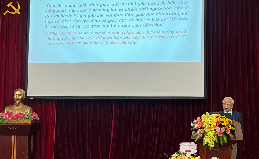 TS Nguyễn Văn Hòa tham luận tại hội thảo. TS Nguyễn Văn Hòa tham luận tại hội thảo.