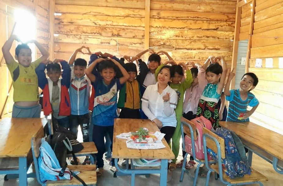 Cô Vân cùng học sinh vùng biên. Cô Vân cùng học sinh vùng biên.