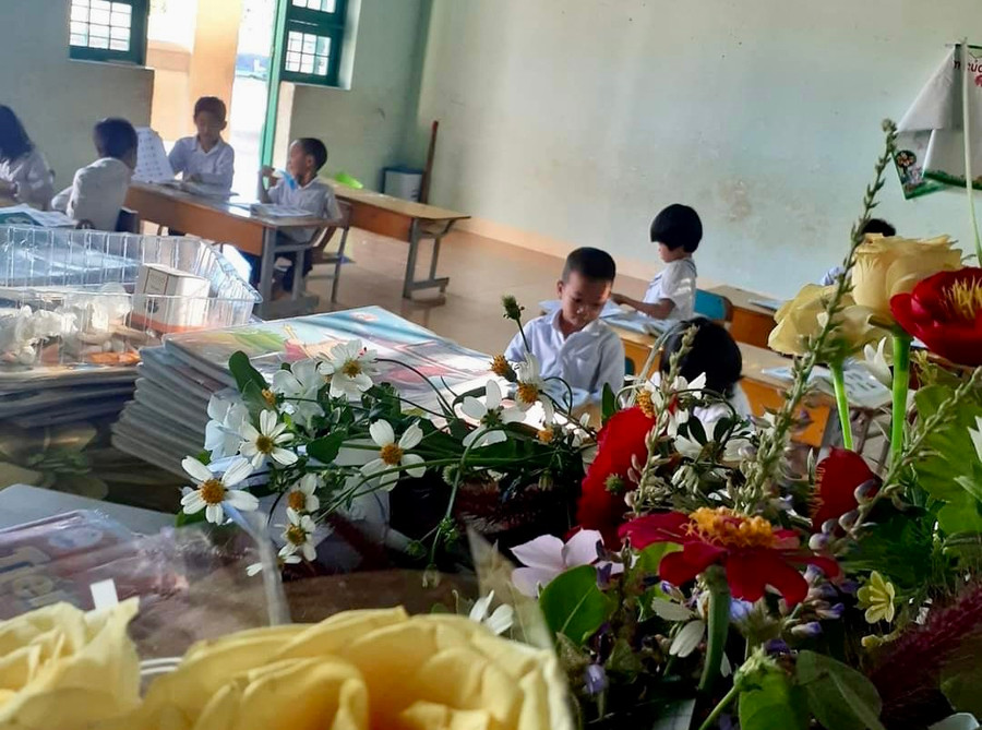 Những bông hoa tươi thắm cô Vân nhận được từ học trò. Những bông hoa tươi thắm cô Vân nhận được từ học trò.