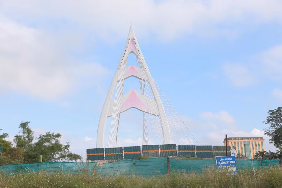 Đường dẫn lên cầu ở phía Nam hiện chưa được xây dựng.