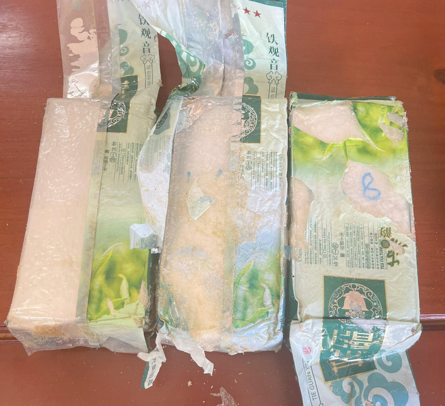 Các gói chứa chất trắng được ngụy trang thành hình dạng các gói trà hút chân không.