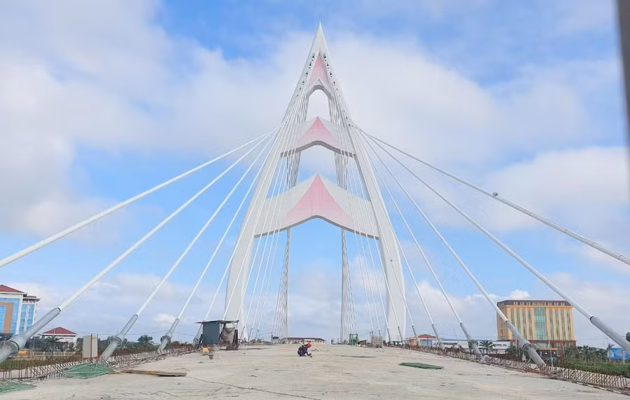 Cầu dây văng sông Hiếu (tỉnh Quảng Trị) được đầu tư hơn 200 tỷ đồng, có hình dạng búp sen.