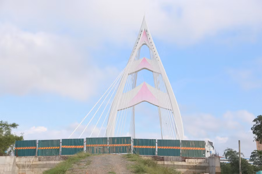 Cầu dây văng sông Hiếu (tỉnh Quảng Trị) được đầu tư hơn 200 tỷ đồng, có hình dạng búp sen.