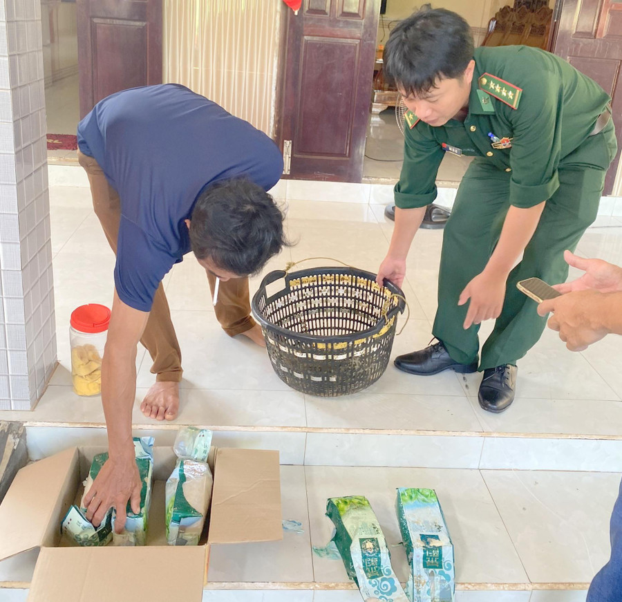 Ngư dân bàn giao các gói chất trắng vớt được trên biển.