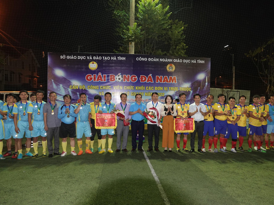 Giải ba được trao cho trường THPT Nghèn và THPT Kỳ Anh. Giải ba được trao cho trường THPT Nghèn và THPT Kỳ Anh.
