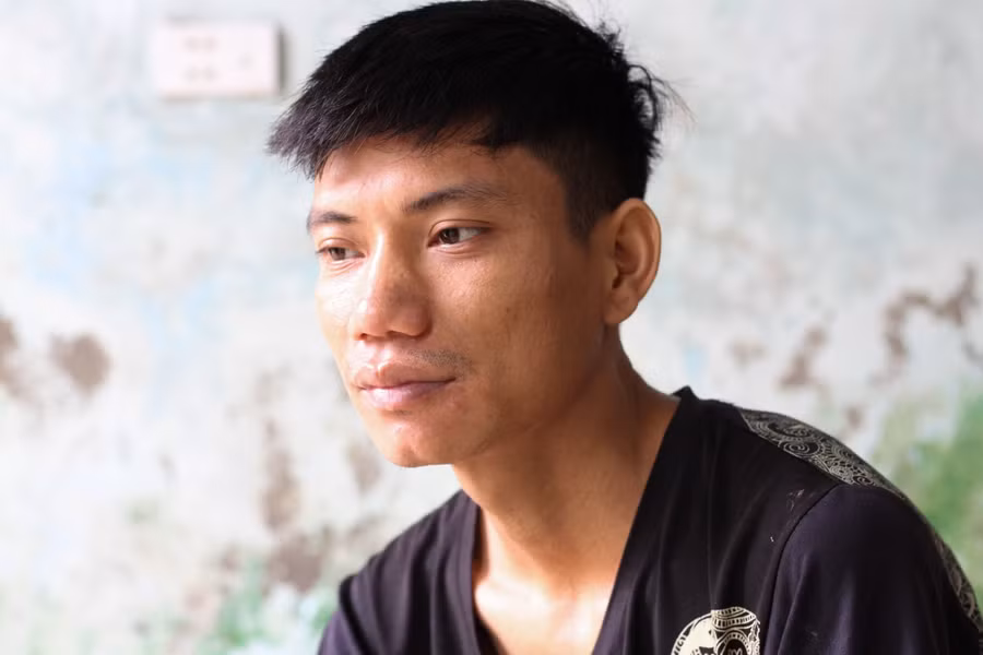 Phùng Văn Quân có tuổi thơ bất hạnh, không có bố, mẹ bỏ đi từ khi Quân được 2 tháng tuổi