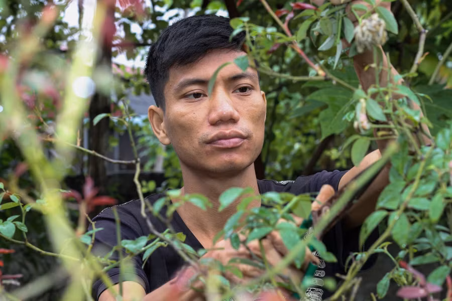 Bị bạn bè trêu chọc nên đến lớp 6, Quân đã phải nghỉ học đi làm kiếm tiền phụ giúp ông bà ngoại nuôi anh trai cũng mắc bệnh suy thận