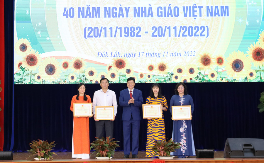 Ông Phạm Đăng Khoa trao Bằng khen của Bộ GD&ĐT tặng các tập thể xuất sắc trong năm học 2021-2022. Ông Phạm Đăng Khoa trao Bằng khen của Bộ GD&ĐT tặng các tập thể xuất sắc trong năm học 2021-2022.