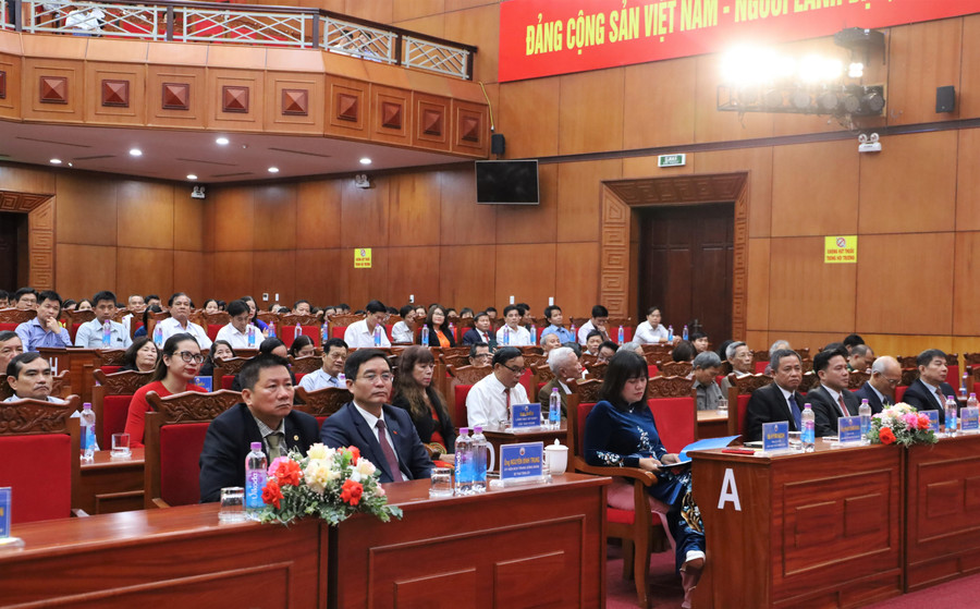 Các đại biểu đại diện Tỉnh ủy, Đoàn đại biểu Quốc hội tỉnh, HĐND tỉnh, UBND tỉnh và các sở, ngành đã đến dự và chung vui với ngành GD&ĐT nhân dịp kỷ niệm 40 năm. Các đại biểu đại diện Tỉnh ủy, Đoàn đại biểu Quốc hội tỉnh, HĐND tỉnh, UBND tỉnh và các sở, ngành đã đến dự và chung vui với ngành GD&ĐT nhân dịp kỷ niệm 40 năm.