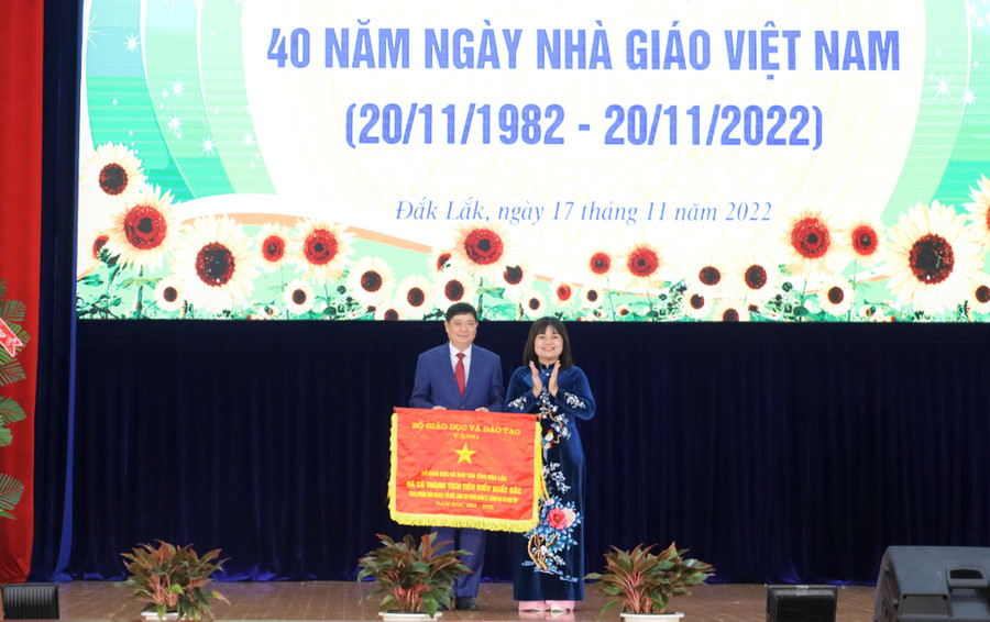 Bà H' Yim Kđoh - Phó Chủ tịch UBND tỉnh trao Cờ của Bộ GD&ĐT tặng đơn vị dẫn đầu thi đua đối với Sở GD&ĐT Đắk Lắk. Bà H' Yim Kđoh - Phó Chủ tịch UBND tỉnh trao Cờ của Bộ GD&ĐT tặng đơn vị dẫn đầu thi đua đối với Sở GD&ĐT Đắk Lắk.