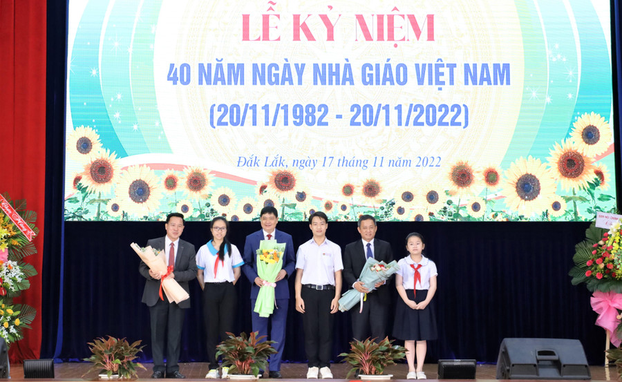 Đại diện cho gần 500 ngàn học sinh tặng hoa chúc mừng thầy cô giáo nhân Lễ kỷ niệm 40 năm ngày Nhà giáo Việt Nam. Đại diện cho gần 500 ngàn học sinh tặng hoa chúc mừng thầy cô giáo nhân Lễ kỷ niệm 40 năm ngày Nhà giáo Việt Nam.