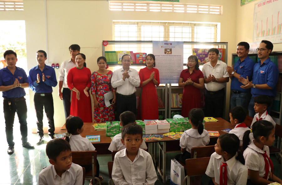 Đại biểu tham quan không gian đọc sách tại Thư viện trường TH Nơ Trang Lơng. Đại biểu tham quan không gian đọc sách tại Thư viện trường TH Nơ Trang Lơng.