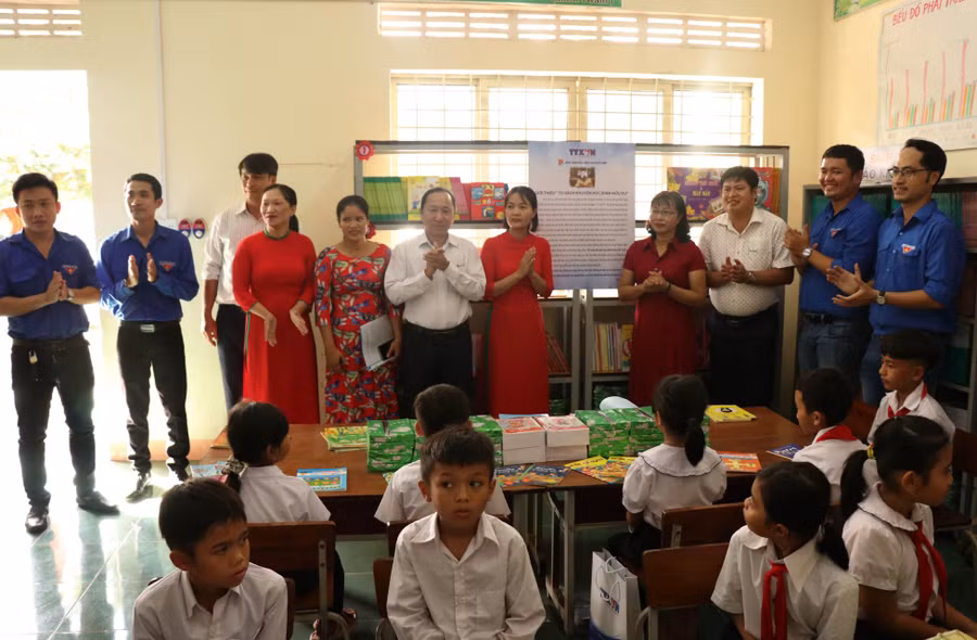 Đại biểu tham quan không gian đọc sách tại Thư viện trường TH Nơ Trang Lơng.