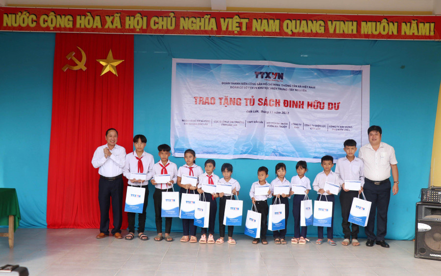 Trao tặng tủ sách Đinh Hữu Dư cho Trường TH Nơ Trang Lơng.