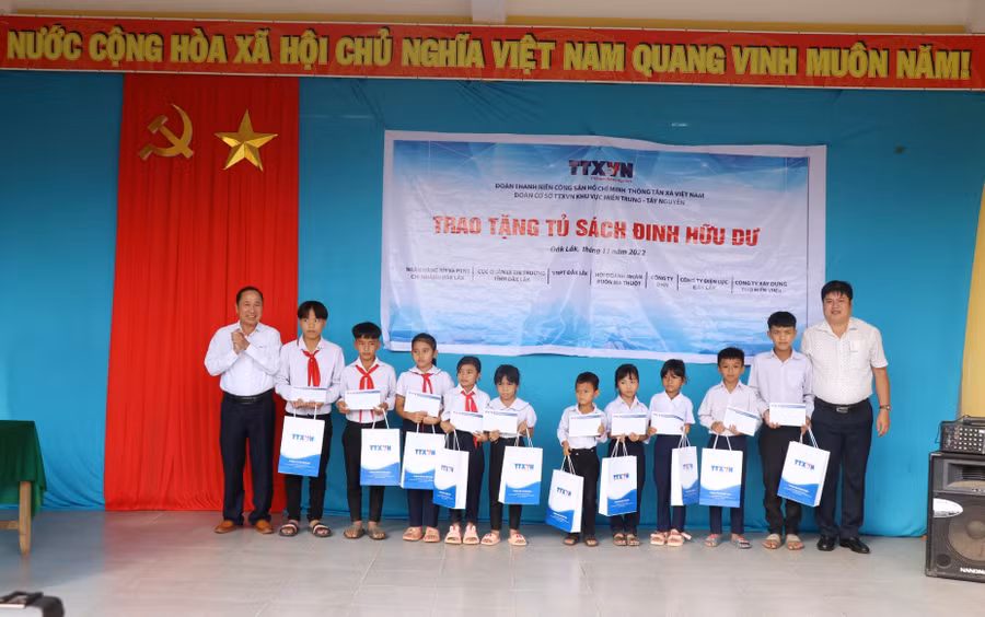 Trao tặng tủ sách Đinh Hữu Dư cho Trường TH Nơ Trang Lơng.