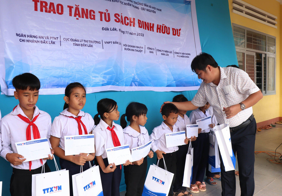 Các em học sinh Trường Tiểu học Nơ Trang Lơng vui mừng đón nhận những suất học bổng hết sức giá trị từ Chương trình. Các em học sinh Trường Tiểu học Nơ Trang Lơng vui mừng đón nhận những suất học bổng hết sức giá trị từ Chương trình.