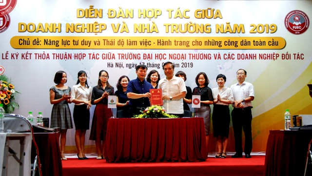 Nhà trường và doanh nghiệp ký thoả thuận hợp tác Nhà trường và doanh nghiệp ký thoả thuận hợp tác
