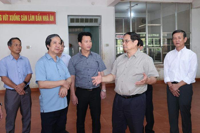 Thủ tướng Phạm Minh Chính, Bộ Trưởng Nguyễn Kim Sơn tới thăm thầy và trò Trường Phổ thông Dân tộc nội trú của huyện Tu Mơ Rông - Ảnh: VGP/Nhật Bắc Thủ tướng Phạm Minh Chính, Bộ Trưởng Nguyễn Kim Sơn tới thăm thầy và trò Trường Phổ thông Dân tộc nội trú của huyện Tu Mơ Rông - Ảnh: VGP/Nhật Bắc