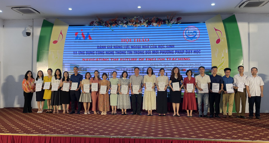 Trao giấy chứng nhận cho các giáo viên tham gia hội thảo.