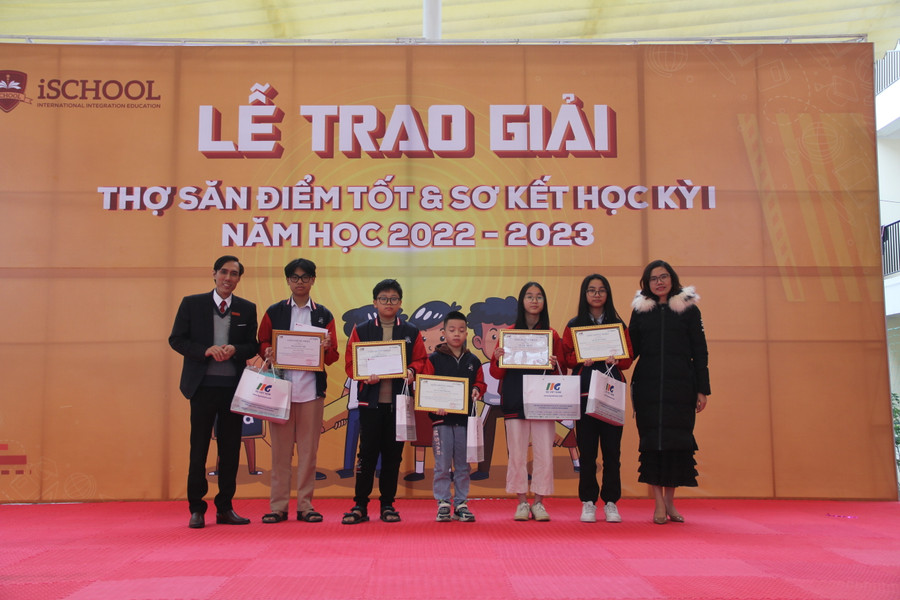 ...BGH nhà trường cũng đã trao thưởng cho các học sinh đạt giải tại cuộc thi TOEFL cấp tỉnh,