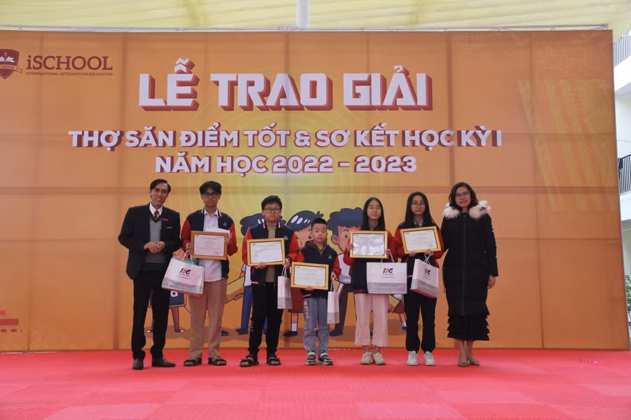 ...BGH nhà trường cũng đã trao thưởng cho các học sinh đạt giải tại cuộc thi TOEFL cấp tỉnh,