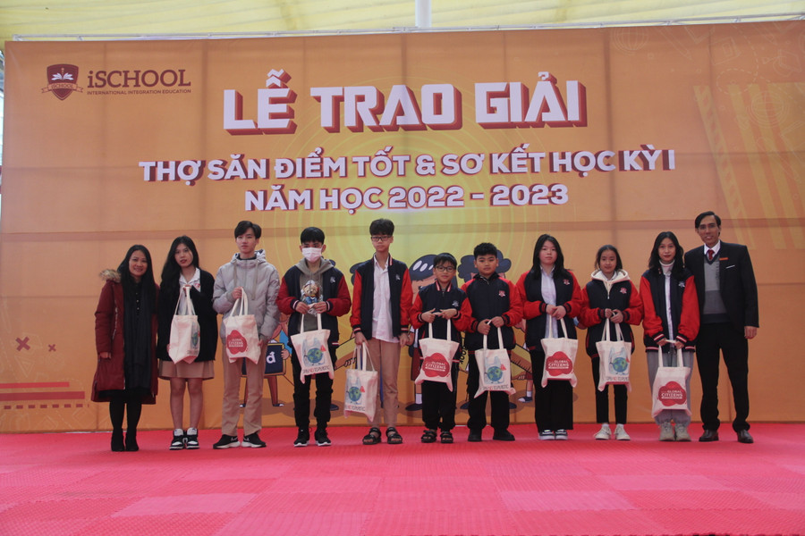 Ban giám hiệu nhà trường trao 28 giải Kim cương....